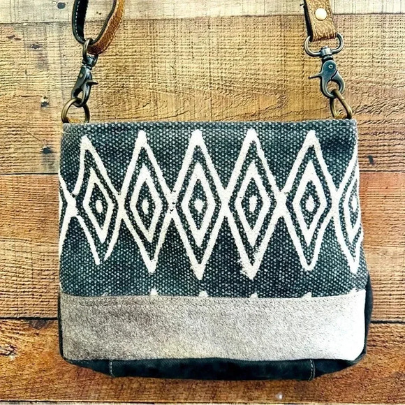 NWOT Myra Azure Printed Upcycled Canvas & Cowhide Leather Shoulder Bag - Picture 4 of 14